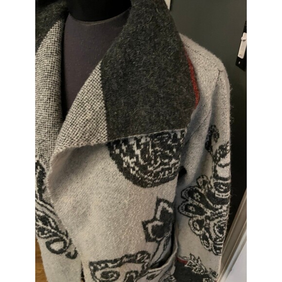 BCBG Max Sport Thick Chunky Gray Gardigan Sweater Jacket Floral sz S Oversized - Picture 6 of 7